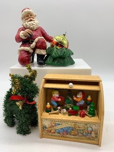 lot 12 image: Vintage SPIELUHR Enesco Music Box, Dept 56 Santa and a Green Garland Reindeer