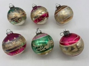 lot 42 image: Vintage SHINY BRIGHT Christmas Glass Ornaments (6)