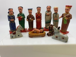 lot 17 image: Vintage NATIVITY Figurines 12 Pieces