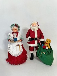 lot 92 image: SAN FRANCISCO MUSIC BOX CO - Santa and Mrs. Claus - Plays