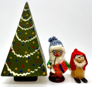 lot 137 image: Vintage STEINBACK GERMAN Folk Art Wooden Figures with WOLF CREEK Christmas Tree