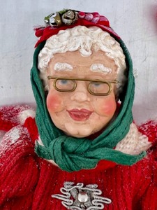 lot 140 image: KSA COLLECTABLES Fabriche Mrs. S. Claus An Apron Full of Love KURT ADLER Figurine with Box