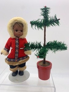 lot 294 image: Adorable Vintage MADAME ALEXANDER Eskimo Doll with Feather Tree