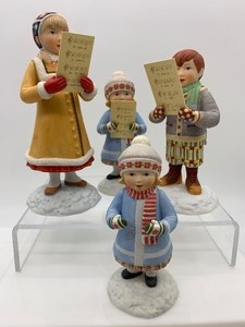 lot 299 image: Vintage MARY ENGELBREIT Caroler Figurines