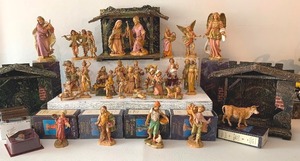 lot 300 image: Vintage FONTANINI Nativity Pieces