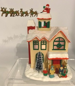 lot 272 image: Vintage ENESCO Animated Christmas Music Box