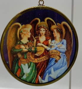 lot 197 image: Vintage Tiffany and Co GLASS Suncatcher Ornament - Three Angels