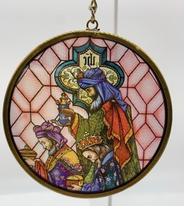 lot 196 image: Vintage Tiffany and Co GLASS Suncatcher Ornament - Three Wisemen