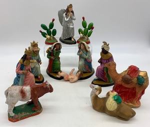 lot 203 image: Vintage MEXICAN Folk Art Nativity Pieces - Set of 12