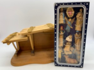 lot 204 image: Vintage NATIVITY Creche Music Box with 12 Merrilite Nativity Figurines