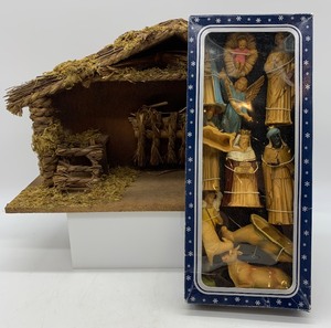 lot 206 image: Vintage WOODEN Dry Moss Nativity Creche with 12 Merrilite Figurines