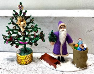 lot 386 image: Artisan Vintage Tinsel Tree & AFTEE Santa Bag of Toys 7th in a Series Figure