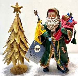 lot 400 image: JUDITH ANN GRIFFITH The American Artist CLOTHTIQUE COLLECTION by POSSIBLE DREAMS Heralding The Way Santa Figurine & Golden Tree Decor