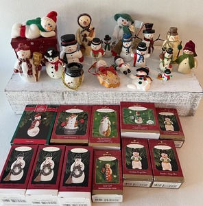 lot 417 image: HALLMARK Snowman Ornaments and Assorted Snowman Figurines