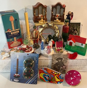 lot 454 image: Assorted Vintage Christmas including Music Boxes