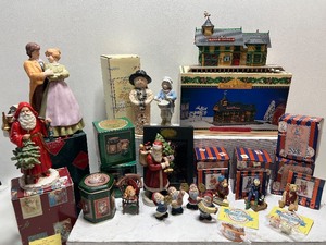 lot 456 image: Assorted Christmas ENESCO Figurines and More