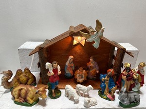 lot 460 image: Vintage Creche with Figurines - Japan