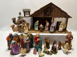lot 461 image: Vintage Creche with Assorted GERMAN Figurines