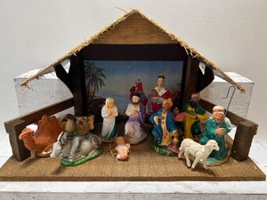 lot 462 image: Vintage Creche with Assorted ITALY Figurines