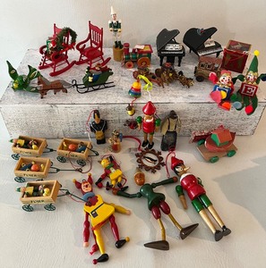 lot 472 image: Vintage Assorted Wooden Christmas Ornaments and Johnny Jump Ups