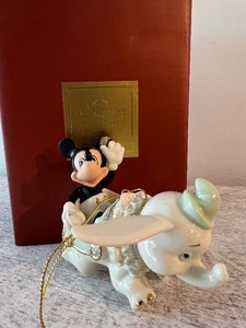 lot 476 image: NIB LENOX Ornament - Mickey Soaring with Dumbo