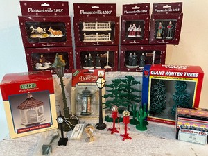 lot 481 image: Dollhouse Miniatures and Christmas Miniatures including LEMAX and PLEASANTVILLE