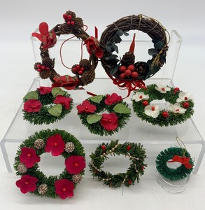 lot 334 image: 8 Small Vintage CHRISTMAS Wreaths