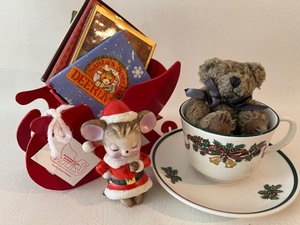 lot 467 image: Christmas HOMOCO Mouse, Jointed Teddy Bear, Teacup and Miniature Books