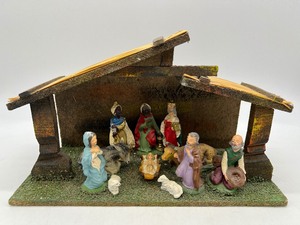 lot 443 image: Vintage Nativity Creche Made in ITALY and Figurines