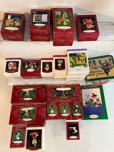 lot 504 image: HALLMARK KEEPSAKES - Snoopy and Winnie the Pooh Ornaments - Snoopy Boxed Greeting Cards