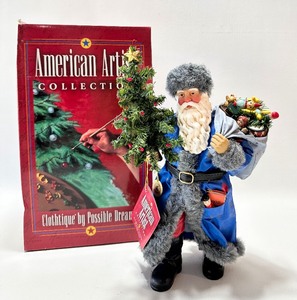 lot 553 image: DEPT 56 American Artist Collection CLOTHTIQUE by POSSIBLE DREAMS Santa