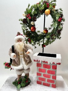 lot 536 image: Decoupage Chimney, White and Gold Santa Figure and Wreath