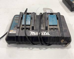 lot 72 image: Makita 18V Dual Battery Charger