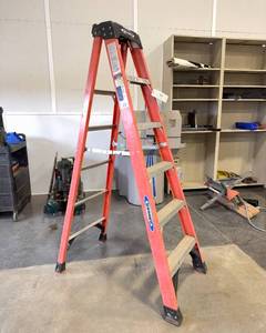 lot 35 image: Fiberglass Step Ladder 6 Ft