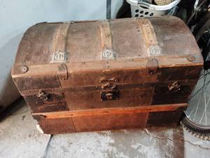 Vintage Hump Top Trunk 29x17x20
