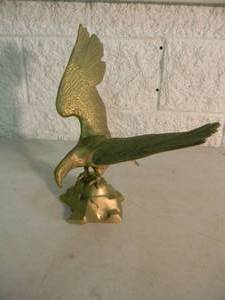 lot 10 image: VINTAGE CRAFTED IN INDIA BRASS EAGLE ON ROCK - GREAT PIECE - APPROX 13 WIDE 14 HIGH - SEE PICTURES