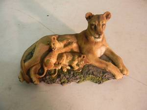 lot 22 image: Vintage 1996 The Hamilton Collection - Pride of the Lioness David Geenty - Natures Majestic Cats Collection - NICE - AWESOME PIECE - SEE PICTURES