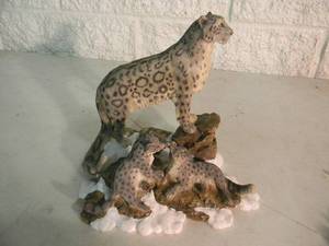 lot 23 image: Vintage 1995 The Hamilton Collection - Himalayan Snow Leopards by David Geenty - Natures Majestic Cats Collection - NICE - AWESOME PIECE - SEE PICTURES