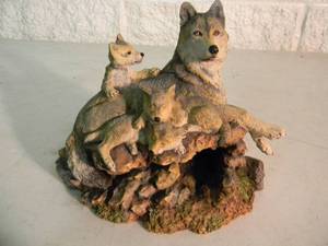lot 25 image: Vintage 1995 The Hamilton Collection - A Wolfs Pride - Wolves of the Wilderness Collection - NICE - AWESOME PIECE - SEE PICTURES