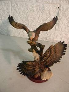 lot 27 image: Vintage Bald Eagles at play Resin Statue - NICE - AWESOME PIECE - SEE PICTURES