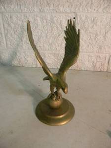 lot 29 image: Vintage Heavy Brass Eagle on Globe Statue - NICE - AWESOME PIECE - APPROX 12 TALL - SEE PICTURES