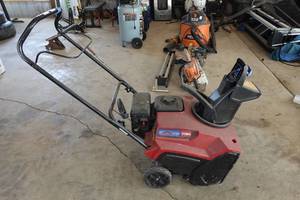 lot 184 image: Toro Power Clear 721R Gas Snow Blower