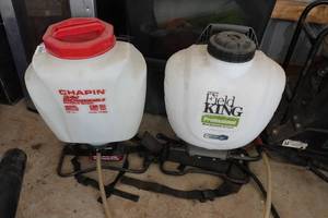 lot 283 image: 2 Backpack Sprayers - Chapin Rechargeable
