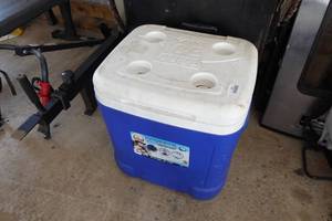 lot 285 image: Igloo Ice Cube 60 Quart Wheeled Cooler