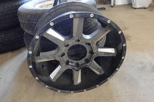 lot 307 image: 21.5 8-Bolt Wheel