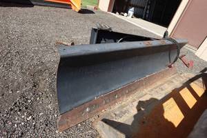 lot 1F image: Cat 7 Hydraulic Skid Steer Snow Plow