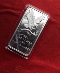 lot 393 image: Lot of (1) Ten oz. Silver Bar Eagle Landing Design Silver Towne .999 Fine