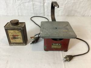 lot 57 image: Vintage Woodworking - Sherwin-Williams Varnish and Synro,JR Jigsaw for Boys