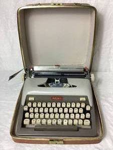 lot 30 image: Vintage Royal Futura 800 Portable Typewriter with Case