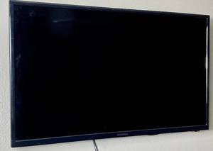 lot 22 image: Insignia 32 TV and Remote Model NS-32D311NA17 REV D